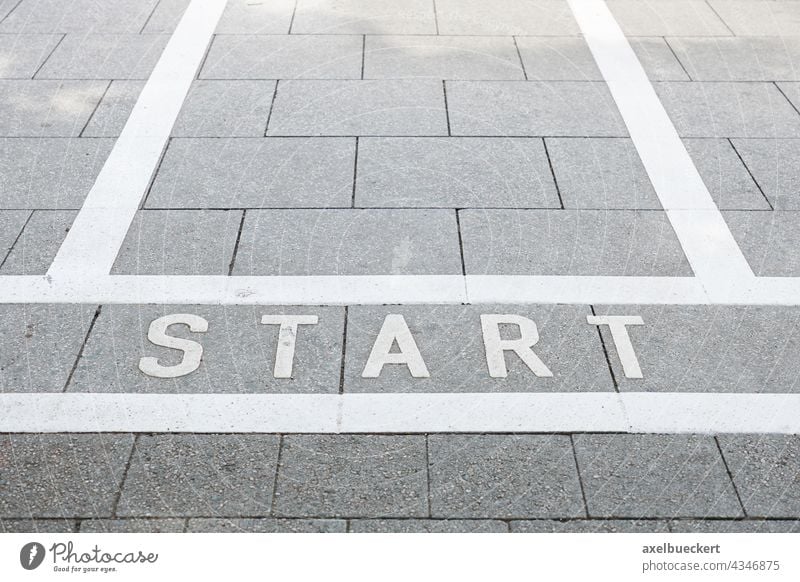 Start Markierung Startlinie Anfang Straße Straßenrennen wettrennen Beginn Menschenleer Tag Fußweg Straßenpflaster Pflastersteine Bürgersteig Startposition Stadt