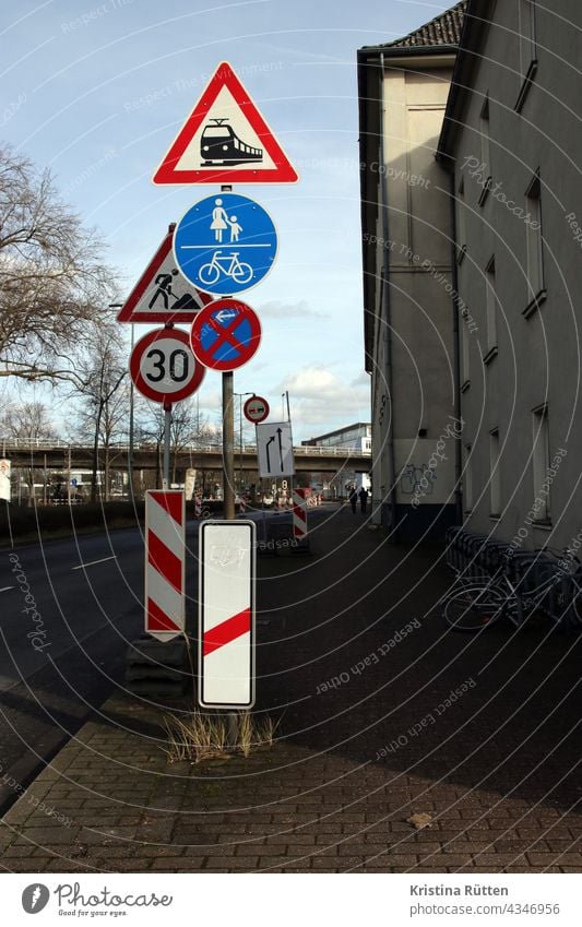 verkehrsschilder schilderwald verkehrsführung straße straßenverkehr bahnübergang fahrradweg gehweg fußgänger radfahrer halteverbot parkverbot baustelle 30