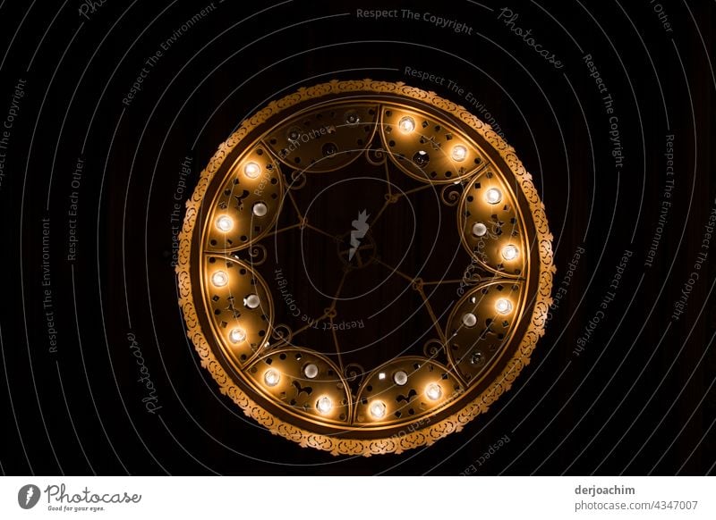 An der brennenden  Deckenlampe sind ein paar Glühbirnen defekt.. Lampe Licht hell Häusliches Leben Lichterscheinung Beleuchtung Elektrizität Energiewirtschaft