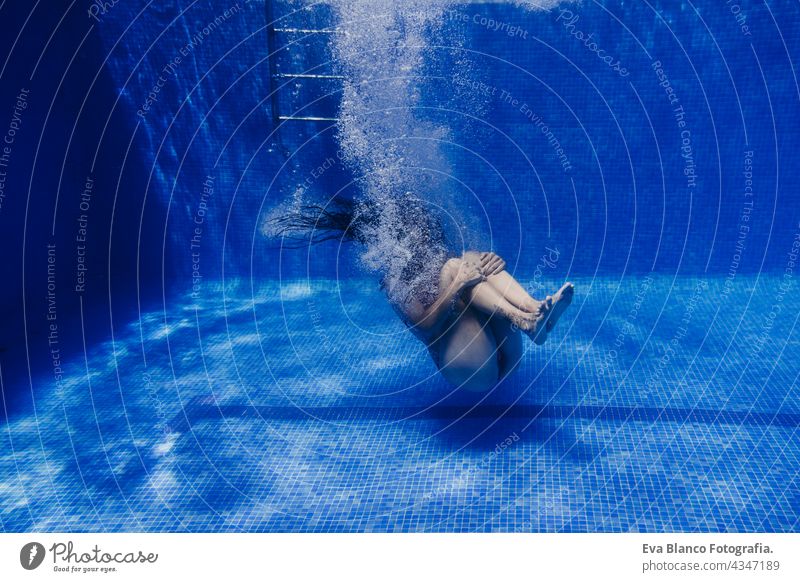 glückliche kaukasische Frau Tauchen im Schwimmbad. Unterwasser-Ansicht. Sommerzeit und Urlaub Konzept unter Wasser Spaß Liebe Blauwasser sonniger Tag im Freien