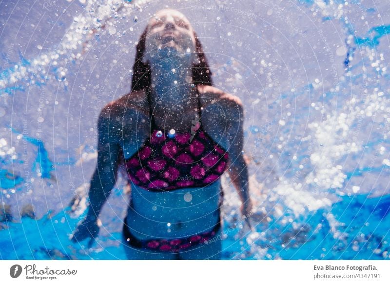 glückliche kaukasische Frau Tauchen im Schwimmbad. Unterwasser-Ansicht. Sommerzeit und Urlaub Konzept unter Wasser Spaß Liebe Blauwasser sonniger Tag im Freien