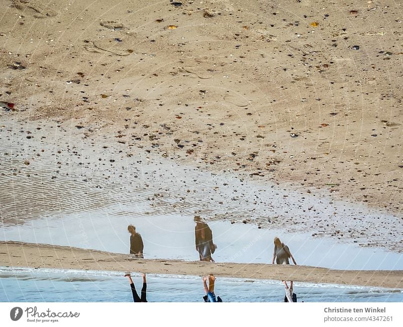 Zwischenräume | Strandspaziergang mit Abstand und Spiegelung in einer Pfütze Meer Sandstrand Nordsee Nordseeinsel Küste Erholung erholsam schönes Wetter Wasser