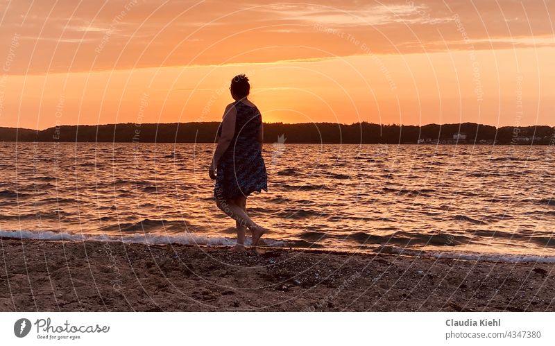 Strandspaziergang in der Abendsonne Strandleben Meer Meeresufer Meerwasser Meereslandschaft Uferlinie uferzone Abendsonnenlicht Abendstimmung Abendlicht