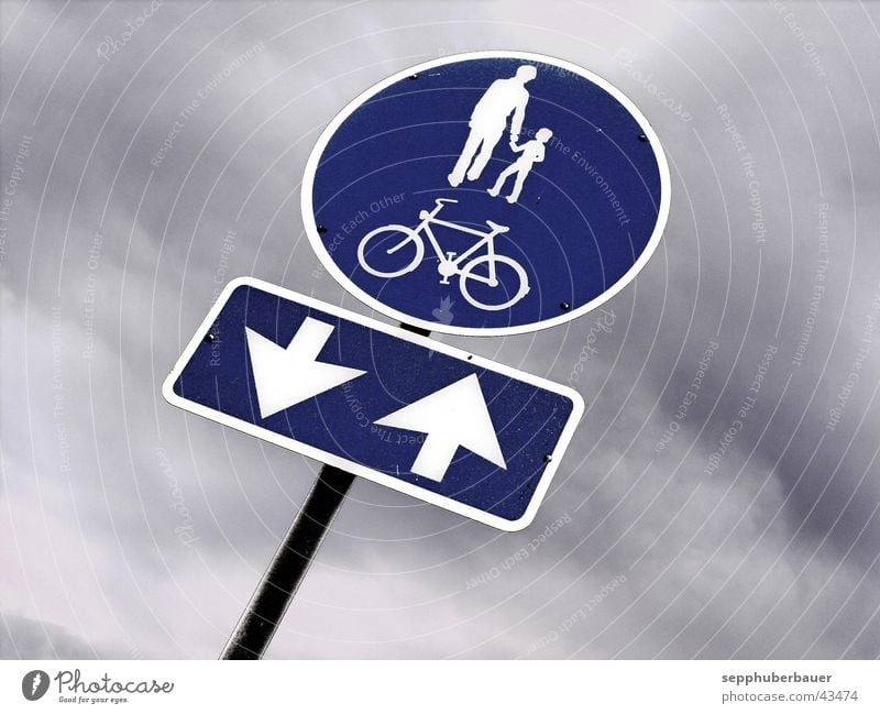 radweg Fahrrad Wolken Gewitterwolken Verkehr Verkehrszeichen Verkehrsschild Schilder & Markierungen Pfeil blau grau Wege & Pfade Fahrradweg graphisch Fussgänger