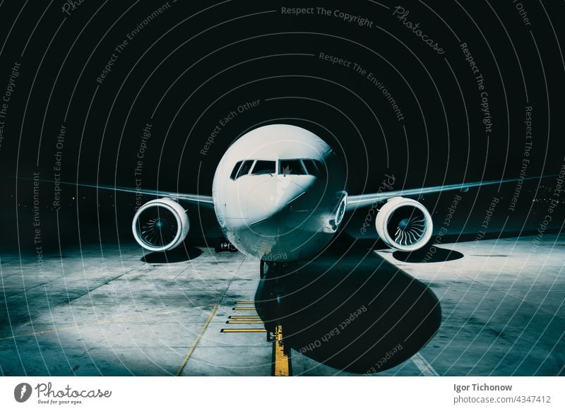 Airliner Flugzeug geparkt am Terminal Blick aus dem vorderen Cockpit Rumpf, auf der Landebahn in der Nacht Verkehrsflugzeug Ansicht Vorderseite Düsenflugzeug