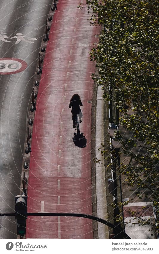 Radfahrer auf der Straße, Verkehrsmittel Frau eine Person Erwachsener Biker Fahrrad Transport Sport Fahrradfahren Radfahren Übung Aktivität Lifestyle