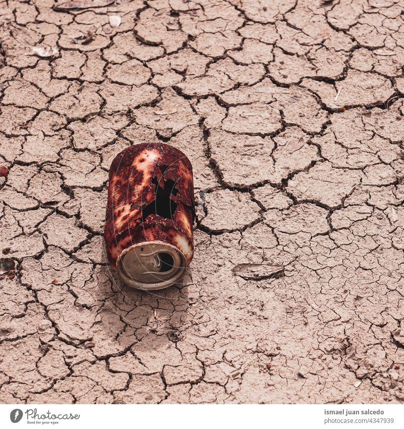 rostige Dose auf dem Wüstenboden Rust Objekt Stillleben braun alt Verlassen Boden Land trocknen texturiert Erde Natur wüst Klima Muster Schmutz trocken Sand