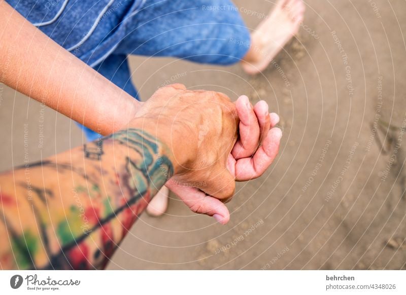 *2 7 0 0* für die mamis dieser welt Warmherzigkeit Leuchtturm Tätowierung Tattoo Farbfoto Meer Hand in Hand Liebe Strand Familie & Verwandtschaft Schutz