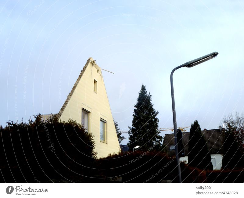 Nur noch Fassade… Haus Abbruch Hauswand Wand trist Mauer Gebäude Baustelle 50er 50er Jahre Abrissgebäude Einfamilienhaus Ruine Wandel & Veränderung zerstören