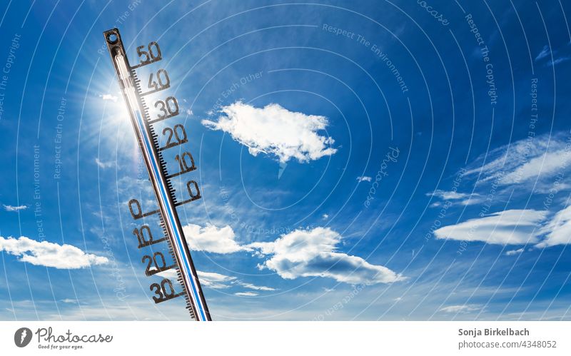 Heiß Hitze Hitzewelle Thermometer Sonne Sonnenschein Klimawandel Erderwärmung Klimaerwärmung Umwelt Umweltschutz Sommer Sommerferien Hitzefrei Wolken Himmel