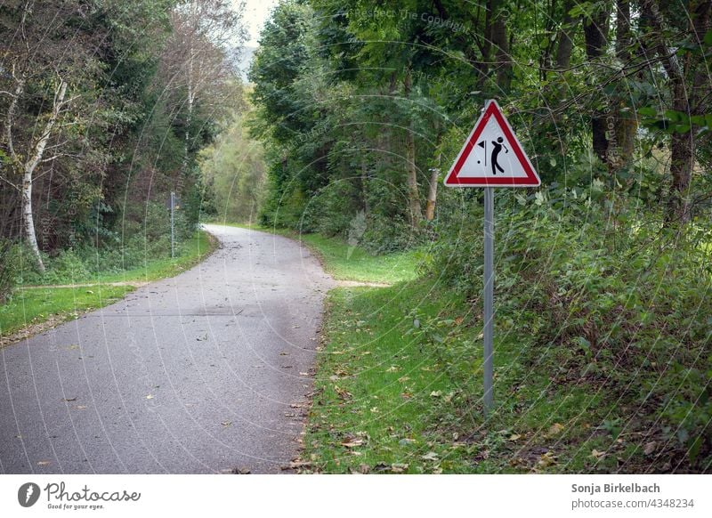 Achtung Golfspieler - Warnschild an einem Wald- bzw. Feldweg golf golfspieler warnschild achtung Schilder & Markierungen Hinweisschild Warnhinweis Vorsicht