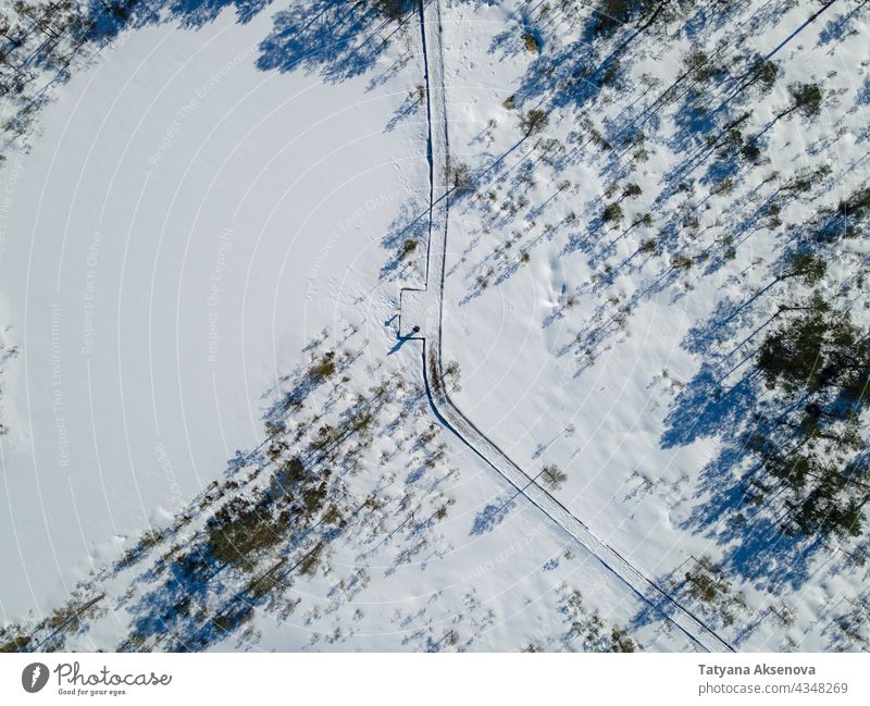 Luftaufnahme von Wintermoor und Wald Moor Schnee Sumpfgebiet Antenne wandern Estland Nachlauf kalt Natur Landschaft Baum im Freien Wetter verschneite Umwelt