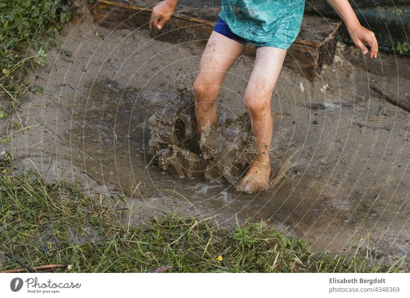 Kleinkind/Junge matscht im nassen Sand matschen matschepampe toben draußen spielen wasser spielen spaß kindsein kind sein kindheit dreckig schmutzig Sommer