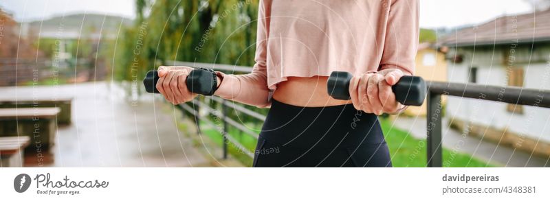 Junge Frau Training mit Hanteln unkenntlich Kurzhantel Fitness Sport Übung Mittelteil Kraft Transparente Netz Kopfball Panorama panoramisch jung Gesundheit