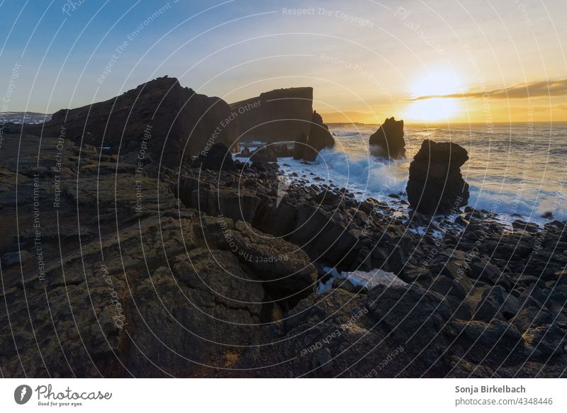 Sonnenaufgang bei Valahnúkamöl auf Reykjanes, Island Winter Meer Küste Felsformatin Urlaub Ferien Reise Felsen Lava vulkanisch Vulkan Wasser Wellen stürmisch