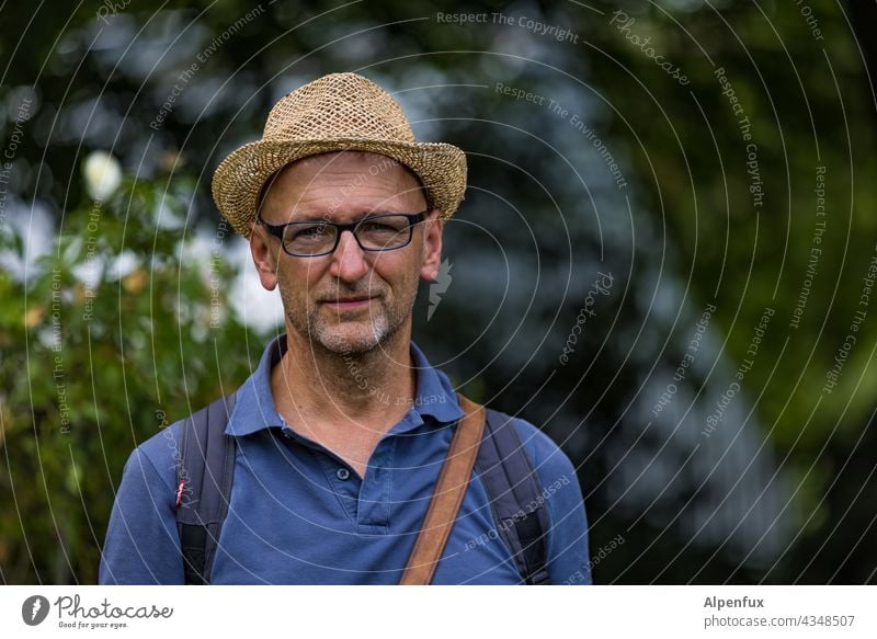 Mann mit Hut | Park Tour HH21 Bart maskulin Erwachsene Mensch Außenaufnahme Farbfoto Blick in die Kamera Porträt Dreitagebart Tag kurzhaarig Coolness schön