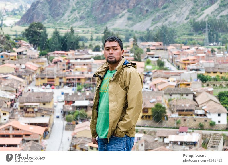 Tourist beim Betrachten der Stadt mit Panoramablick in Ollantaytambo ist eine Stadt im Heiligen Tal von Peru, die südlich am Fluss Urubamba liegt und von schneebedeckten Bergen umgeben ist.