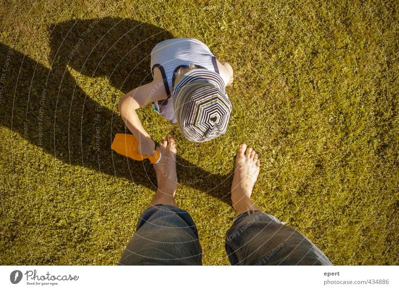 Das gemeine Fußvolk Freizeit & Hobby Spielen Sommer Mensch Kind Kleinkind Wiese Gießkanne Fröhlichkeit nass Freude Kindheit Perspektive gießen Farbfoto