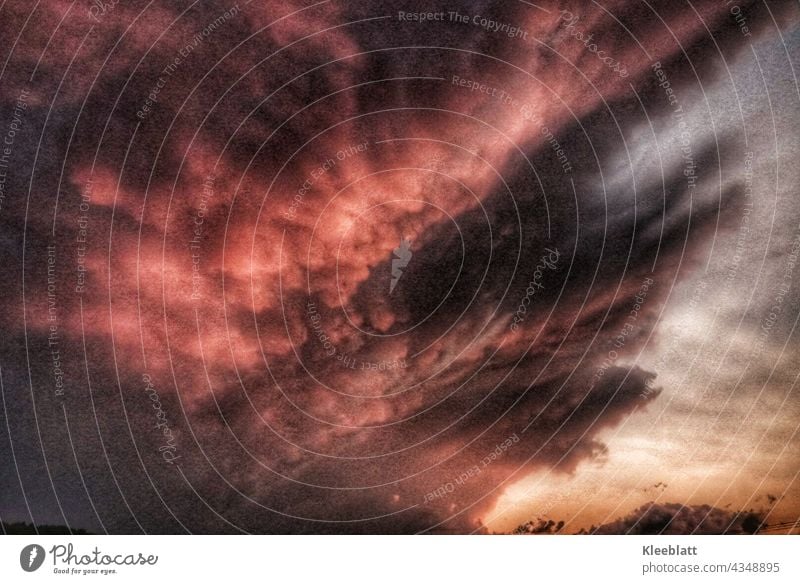 Bedrohliche Gewitterwolken ziehen vor die Abendsonne - schaurig schönes Schauspiel am Himmel bedrohlich Unwetter Farbfoto Menschenleer Natur Klima Landschaft