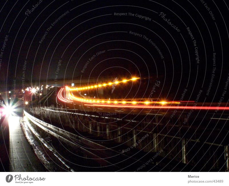 Autobahndekoration Nacht Lichterkette Verkehrsstau Langzeitbelichtung dunkel