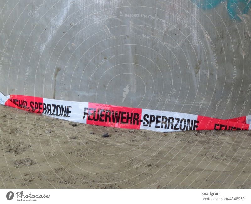 Feuerwehr-Sperrzone Sperrung Absperrband Verbote Flatterband Hochwasser Gefahr Gefahrenzone rot-weiß gestreift Plastik Sand Schutz Sicherheit Barriere