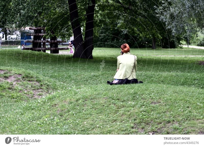 Sie sitzt ganz allein. Die Menschen sind gegangen. Im Park dämmert's schon. Garten Gartenlandschaft Freundschaftsinsel Potsdam nicht erkennbare Person Stille