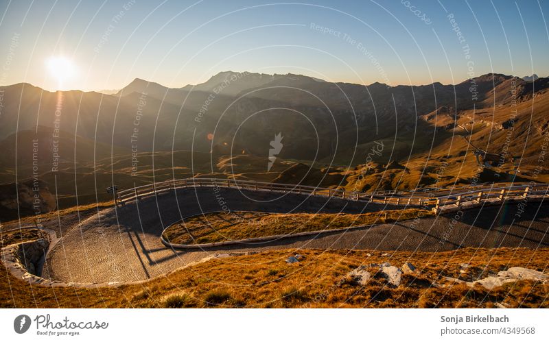 Hohe Tauern Nationalpark, Blick von der Edelweißspitze die Auffahrt hinunter Österreich Großglockner Hochalpenstraße Landschaft Herbst Natur Alpen