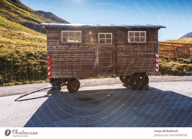 Bauwagen aus Holz in den Bergen abgestellt Wagen Anhänger Farbfoto Außenaufnahme Wohnwagen alt Natur Tag Menschenleer Landschaft draussen Licht Umwelt Abenteuer