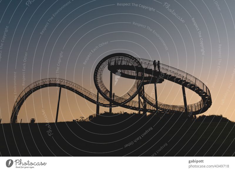 Schleifen drehen (nur für Schwindelfreie) Achterbahn Freizeit & Hobby mehrfarbig Außenaufnahme Himmel blau Textfreiraum oben Freude Sonne Sonnenuntergang Sommer