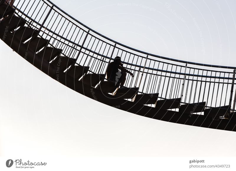 Mann auf schwebender Treppe Außenaufnahme Himmel Textfreiraum oben Freiheit Wolkenloser Himmel Tiger and Turtle schwindelfrei Höhenangst Skulptur Architektur