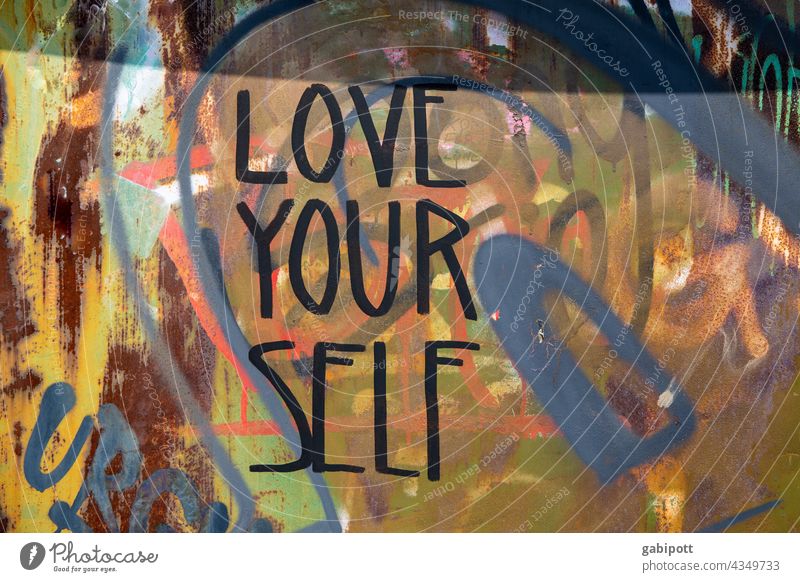 LOVE YOUR SELF – Graffiti an Wand - gezeichnet und gemalt Hauswand Schriftzeichen Fassade Schmiererei Text Typographie Wort Buchstaben Straßenkunst Jugendkultur