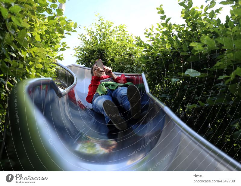 ParkTourHH21 | Rohrpost frau komisch crazy verrückt rutsche handy büsche spielplatz abenteuer