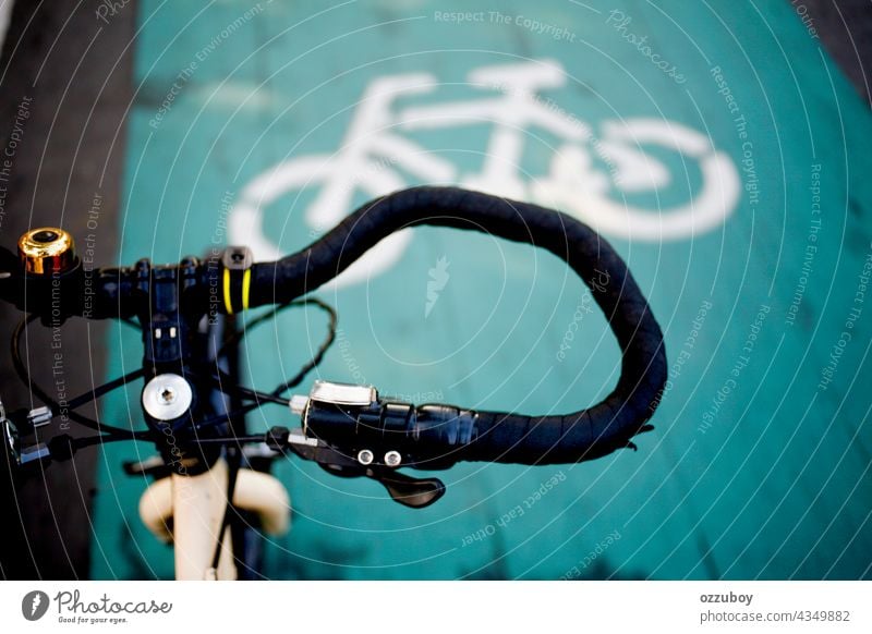 Nahaufnahme Lenker und Fahrradspur Schild auf der Straße Handgriff Sommer Sport Hintergrund reisen Mitfahrgelegenheit Verkehr Bar schließen Lifestyle im Freien