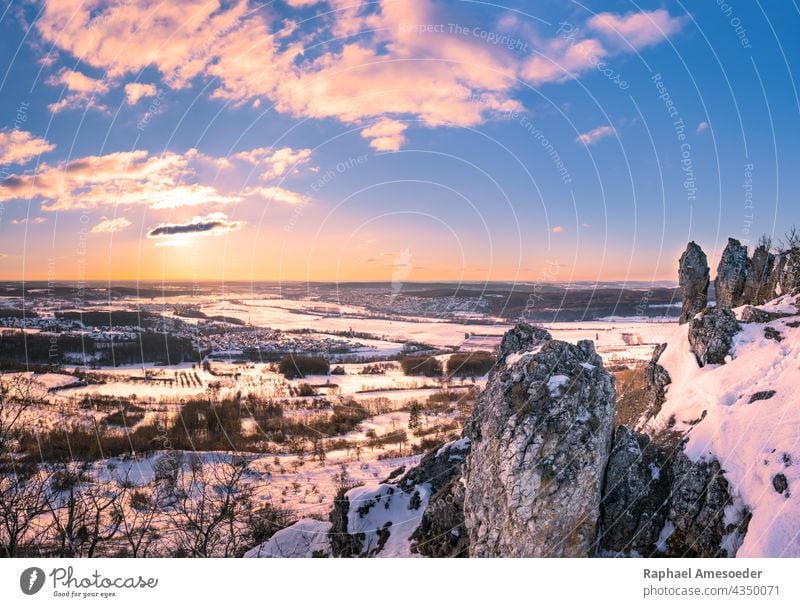 Panoramablick auf die Winterlandschaft vom Berg Walberla in der Fränkischen Schweiz schön Ast Buchse Klippe Cloud Landschaft Halm Tag Europa Europäer Abend