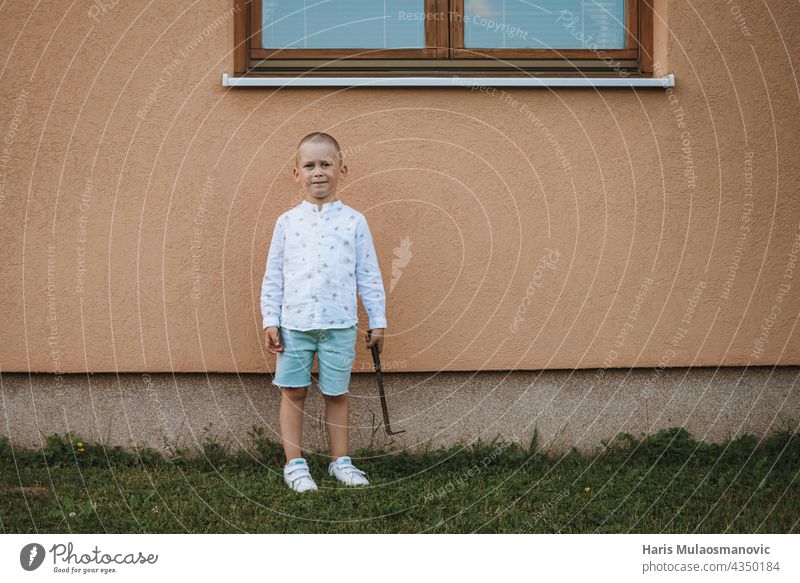 Kind mit Gartengeräten im heimischen Garten Aktivität Hintergrund schön blau Junge Kaukasier Kindheit Kopie kultivieren niedlich Tag Umwelt Bauernhof Stock