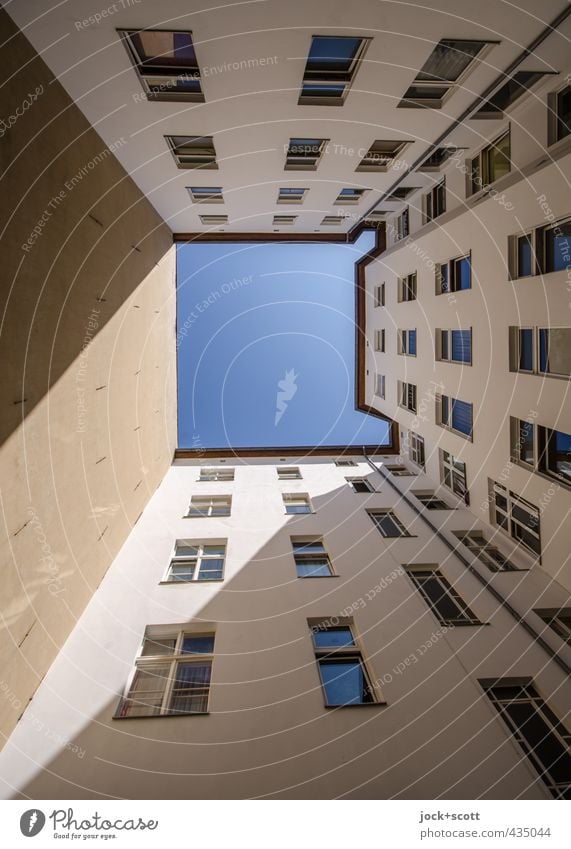 Sonnenhof Hinterhof Wolkenloser Himmel Stadthaus Fassade Fenster Brandmauer lang trist Symmetrie diagonal schmucklos Sonnenstand abstrakt Strukturen & Formen