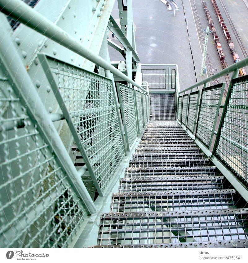 Kunst der Stufe metall turm gerüst treppe hoch tief geländer treppengeländer eisenbahnschienen waggons perspektive flucht bauwerk architektur förderturm