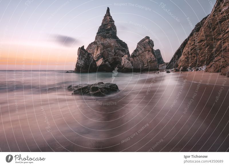 Felsen am Portugal Ursa Beach an der Atlantikküste im Licht des Sonnenuntergangs. Schaumige Wellen rollen auf malerische Landschaft Urlaub Szene atlantisch