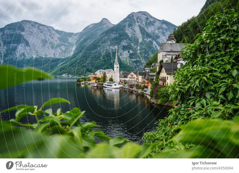 Berühmte Seeseite Ansicht von Hallstatt Dorf mit Alpen hinter, Laub Blätter gerahmt. Österreich berühmt Stadt Landschaft Natur Tourismus Architektur Europa