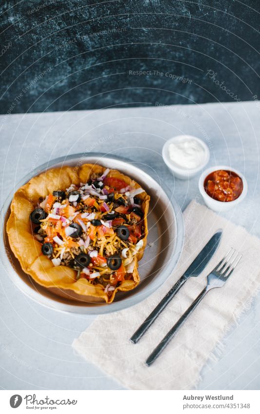 Taco-Salat in einer harten Tortillaschale Avocado Hintergrund gebacken Rindfleisch Schalen & Schüsseln Käse Nahaufnahme Essen zubereiten Mais knusprig Küche