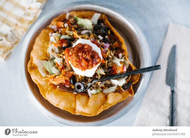 Taco-Salat in einer harten Tortillaschale Avocado Hintergrund gebacken Rindfleisch Schalen & Schüsseln Käse Nahaufnahme Essen zubereiten Mais knusprig Küche