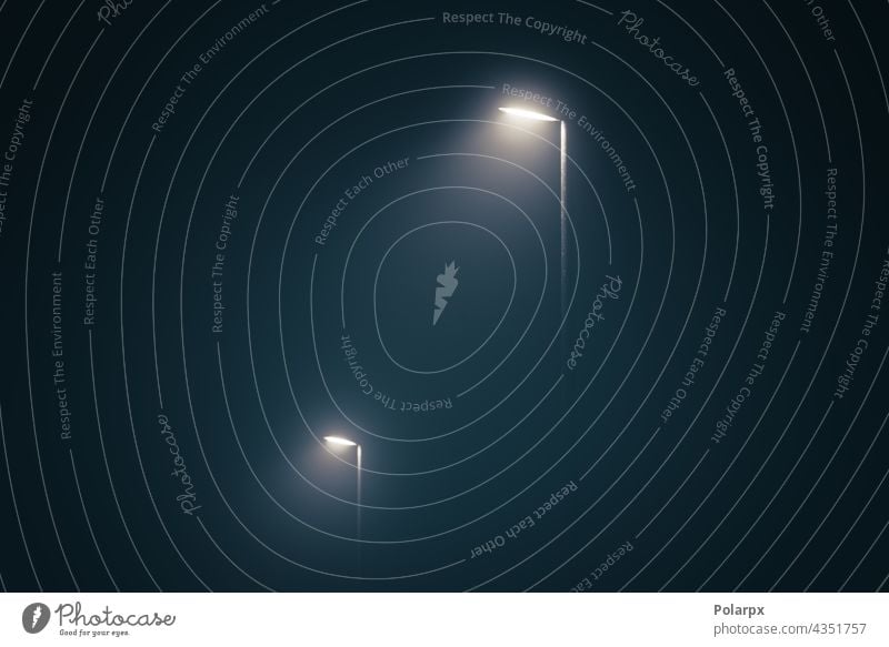 Straßenlaternen am nebligen Abend Thriller Mysterium Nebel Tristesse Weg pedastrisch Park ruhig mystisch Konzept glühen Laterne stumm Gasse Mitternacht