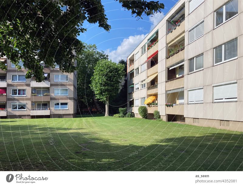 Plattenbau Sommer Sonne blauer Himmel Außenaufnahme Schönes Wetter Menschenleer Tag Wolken Stadt Balkon zu Hause Farbfoto Architektur Fassade Gebäude Wohnung