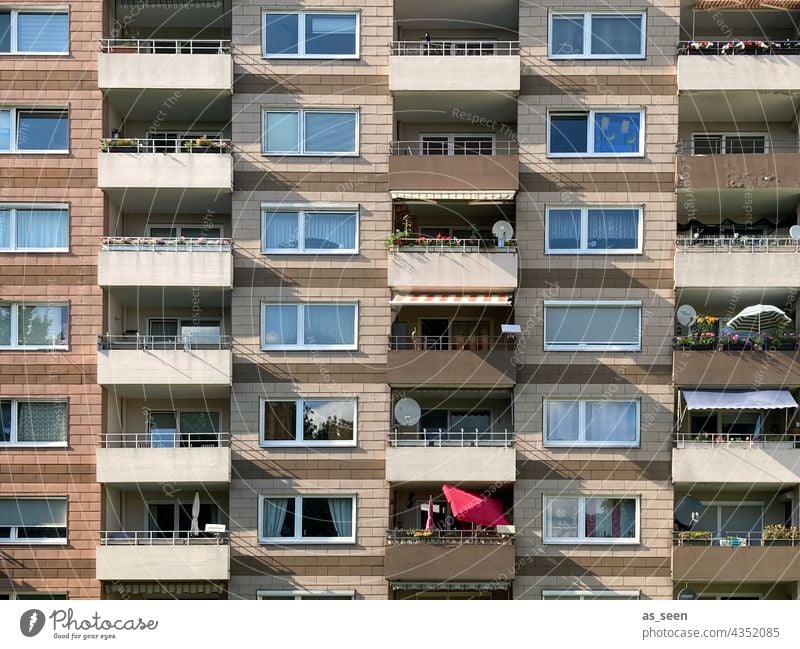 Plattenbau Sommer Sonne Außenaufnahme Menschenleer Tag Wolken Stadt Balkon zu Hause Farbfoto Architektur Fassade Gebäude Wohnung Wohnungsbau sozial Schatten