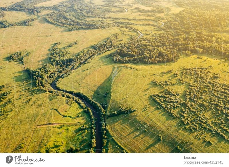 Felder und schmaler, gewundener Fluss aus der Vogelperspektive nachhaltig Sonnenuntergang Ackerbau Konzept Ökologie Natur Licht Landschaft Dröhnen ländlich grün