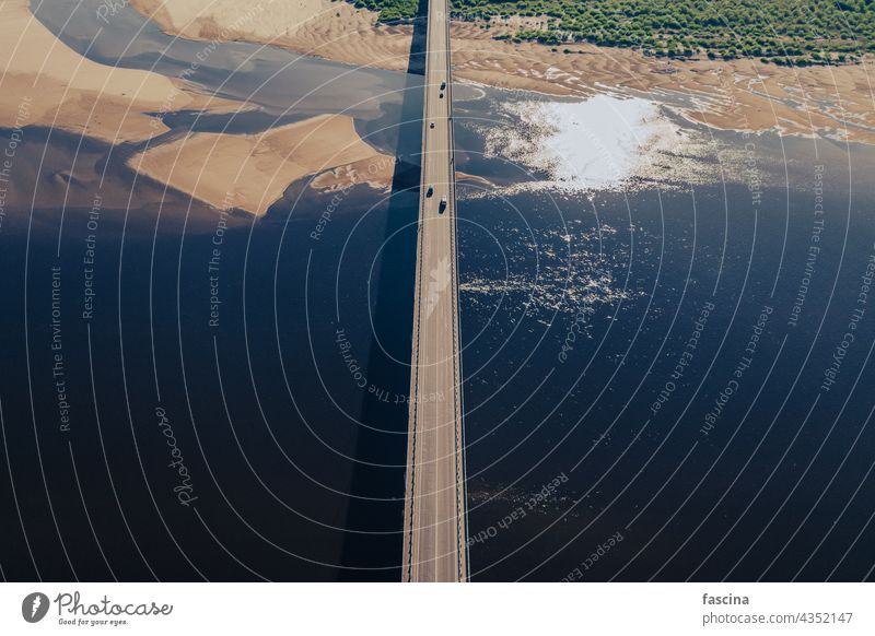 Luftaufnahme der Brücke über den Fluss im Licht des Sonnenuntergangs Antenne Ansicht Autos erstaunlich Vögel Auge blau Wasser Oberfläche Sand Inseln Dunes