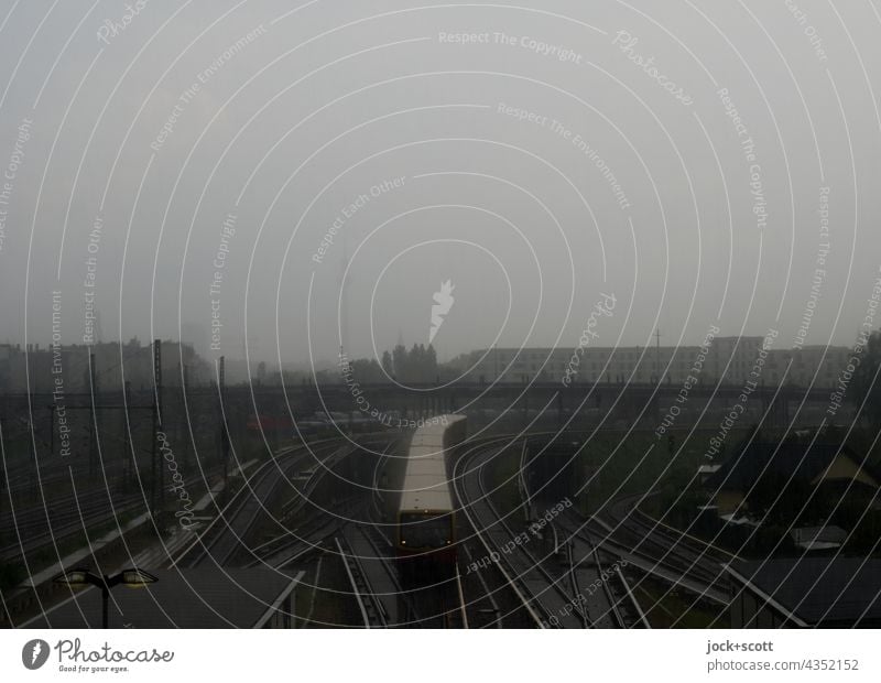 Starker Regen an einem Sommertag in der Großstadt Bahnanlage S-Bahn Berliner Fernsehturm Brücke Wahrzeichen Silhouette Bahnhof Öffentlicher Personennahverkehr