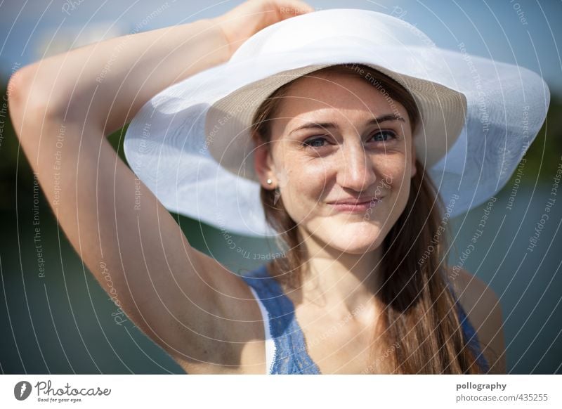 a summer day II Mensch feminin Junge Frau Jugendliche Erwachsene Leben Körper Kopf 1 18-30 Jahre Natur Sommer Schönes Wetter Küste Seeufer Flussufer T-Shirt Hut