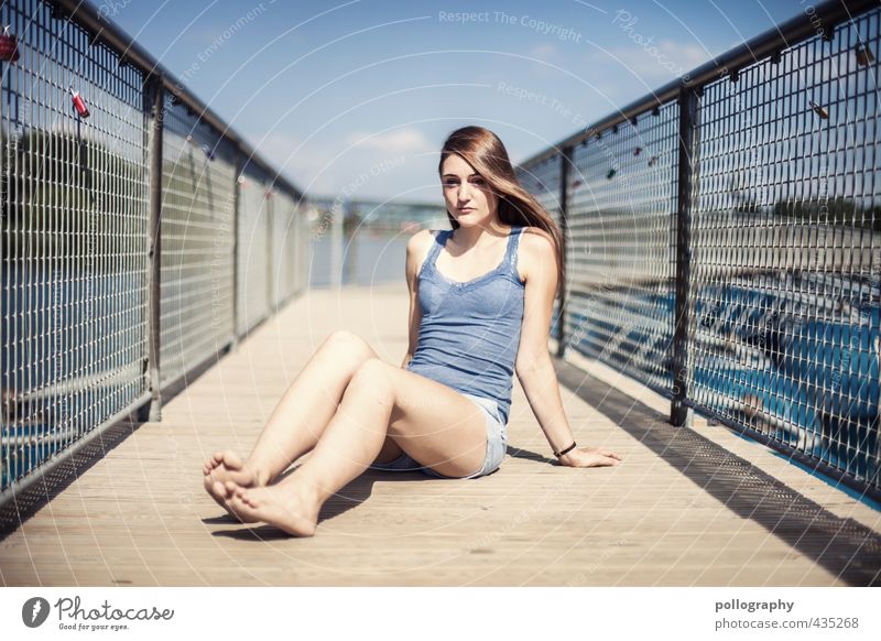 the last summerdays Mensch feminin Junge Frau Jugendliche Erwachsene Leben Körper 1 18-30 Jahre Natur Sommer Schönes Wetter Seeufer Teich Brücke T-Shirt