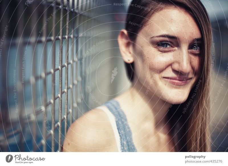 thx for the smile Mensch feminin Junge Frau Jugendliche Erwachsene Leben Kopf 1 18-30 Jahre Sommer Schönes Wetter Küste Seeufer T-Shirt langhaarig Gefühle